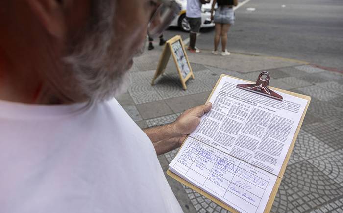 Recolección de firmas contra la reforma de la seguridad social. · Foto: Ernesto Ryan