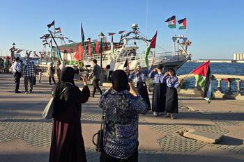 Buque Omar al-Mukhtar, un barco libio que zarpó el 17 de setiembre para unirse a la Flotilla Global Sumud, en el puerto de Trípoli. · Foto: AFP