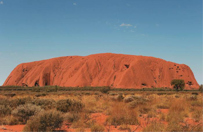 Uluru, anteriormente conocida como Ayers Rock, es una gran formación de roca arenisca y el monolito más grande del mundo. Está al suroeste de Alice Springs, en la parte sur del Territorio del Norte australiano. Foto: Greg Wood, AFP