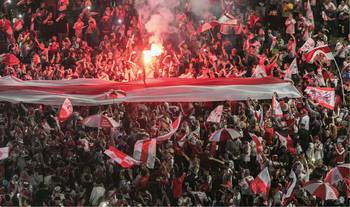 Hinchas de River Plate en la Plaza de la República, en Buenos Aires, tras derrotar a Boca Juniors en la final de la Copa Libertadores. Foto: Alberto Raggio, AFP Hinchas de River Plate en la Plaza de la República, en Buenos Aires, tras derrotar a Boca Juniors en la final de la Copa Libertadores. Foto: Alberto Raggio, AFP