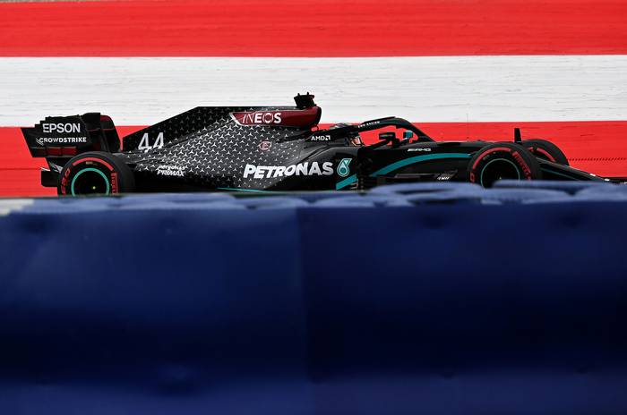 Lewis Hamilton, piloto británico de Mercedes, durante la primera práctica en el Gran Premio de Fórmula
1 de Austria, ayer, en Spielberg, Austria. · Foto: Joe Klamar / AFP