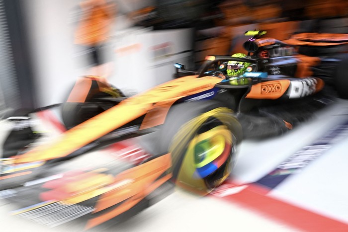 Lando Norris, de McLaren, el 1º de agosto durante una sesión de entrenamientos libres en el circuito de Hungaroring, cerca de Budapest, Hungría. · Foto: Attila  Kisbenedek / AFP