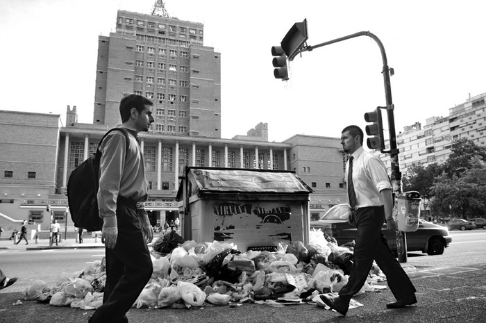 Contenedor de basura de la empresa CAP, concesionaria de la limpieza del centro de la ciudad, en la avenida 18 de Julio en Montevideo, durante un paro de los trabajadores. (archivo, noviembre de 2010) · Foto: Javier Calvelo