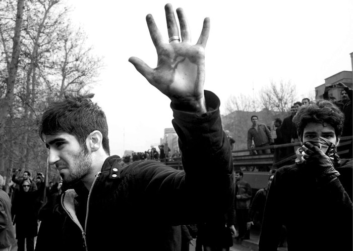 

Jóvenes Iraníes durante las protestas contra el presidente iraní Mahmud Ahmadineyad ayer en Teherán, Irán.
 · Foto: EFE, s/d de autor