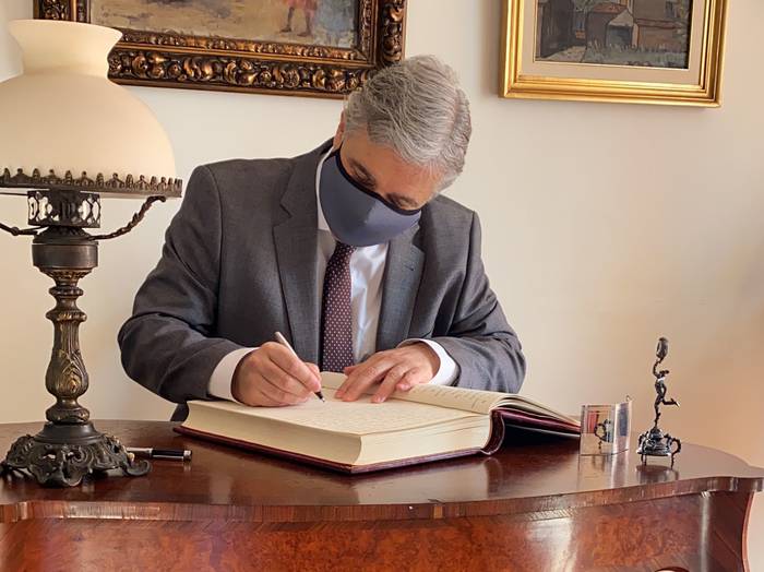 Francisco Bustillo firmando el acta de asunción. Foto: cuenta de Twitter de Álvaro Delgado. 