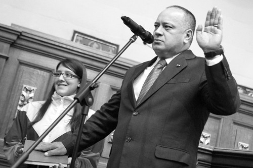 Diosdado Cabello, presidente nuevamente de la Asamblea Nacional de Venezuela, jura en el cargo para el período 2013-2014, el sábado, durante la sesión de instalación del Parlamento, en Caracas (Venezuela). · Foto:  Miguel Gutiérrez, Efe