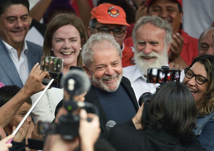 Luiz Ignácio Lula da Silva al momento de salir de la sede de la Policía Federal en Curitiba, el 7 de noviembre. · Foto: Carl De Souz, AFP
