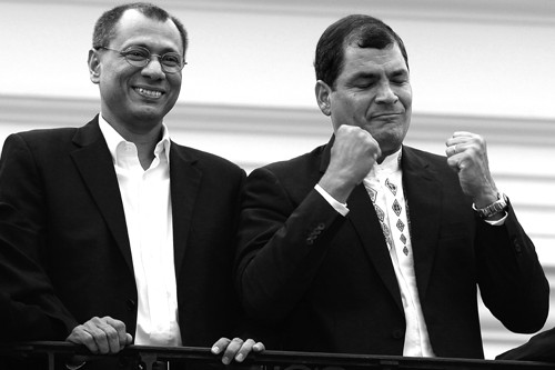 Jorge Glass y Rafael Correa saludan a sus seguidores, ayer, en la Plaza de la Independencia, frente al Palacio de Carondelet, sede del Ejecutivo en Quito (Ecuador), tras recibir los primeros resultados electorales.  · Foto: José Jácome, Efe