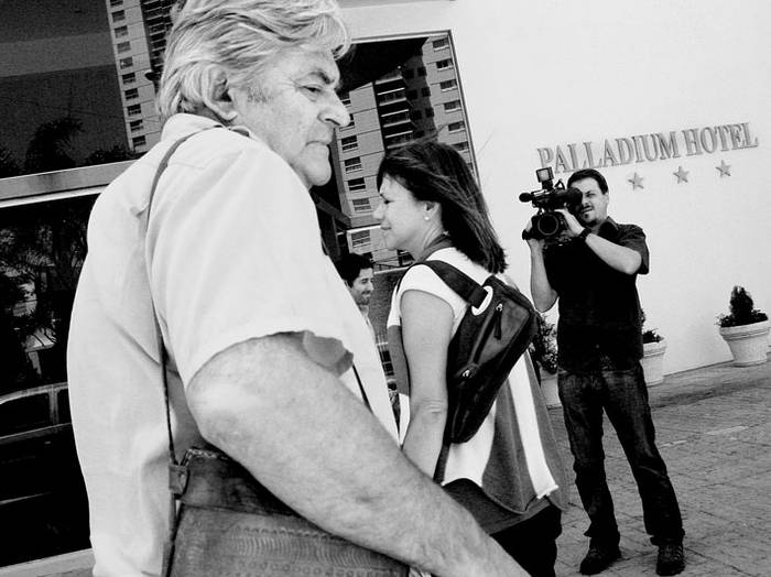 Luis Alberto Lacalle y Ana Lía Piñeyrúa a la salida de una reunión en un hotel de Pocitos (archivo, enero 2010). · Foto: Victoria Rodríguez