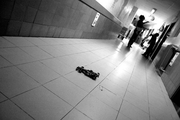 Voluntario del Grupo SER juega con un niño al final del pasillo en el segundo piso del hospital pediátrico Pereira Rossell.  · Foto: Agustín Fernández