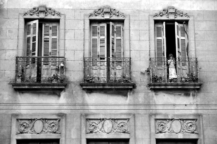 Viviendas sobre la calle Soriano en Montevideo. · Foto: Javier Calvelo