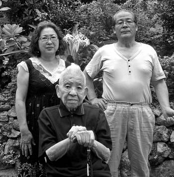 Tsutomu Yamaguchi (centro). foto: efe, archivo personal de Toshiko Yamasaki, hija de Tsutomu Yamaguchi
Tsutomu Yamaguchi (centro). foto: efe, archivo personal de Toshiko Yamasaki, hija de Tsutomu Yamaguchi