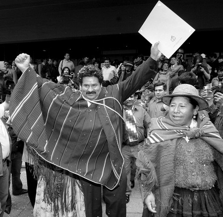 Isaac Ávalos, del Movimiento Al Socialismo por la región de Santa Cruz, celebra con algunos acompañantes luego de recibir la credencial como miembro de la Asamblea Legislativa Plurinacional el 5 de enero. · Foto: Efe, Javier Mamami Isaac Ávalos, del Movimiento Al Socialismo por la región de Santa Cruz, celebra con algunos acompañantes luego de recibir la credencial como miembro de la Asamblea Legislativa Plurinacional el 5 de enero. · Foto: Efe, Javier Mamami
