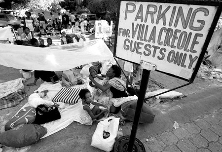 Entrada del Hotel Villa Creole, en Puerto Príncipe (Haití), donde permanecen cientos de heridos en un improvisado hospital de campaña · Foto: Efe, Orlando Barría Entrada del Hotel Villa Creole, en Puerto Príncipe (Haití), donde permanecen cientos de heridos en un improvisado hospital de campaña · Foto: Efe, Orlando Barría