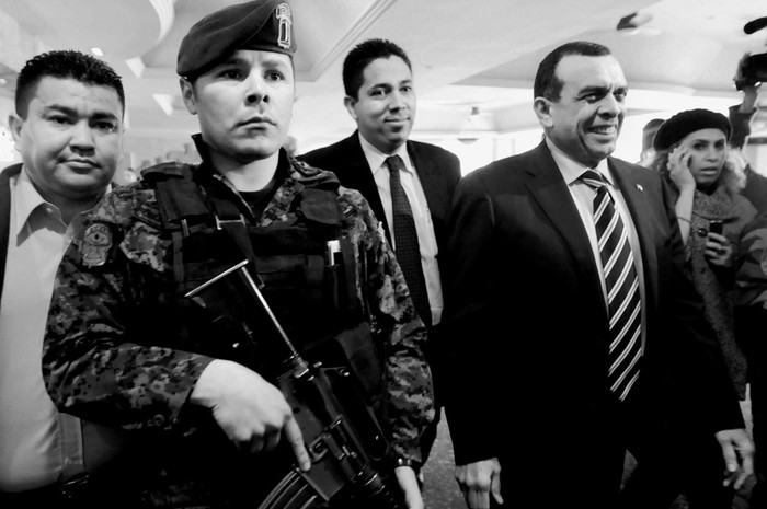 El presidente electo de Honduras, Porfirio Lobo Sosa, llega a Colombia escoltado a reunirse con el vicepresidente de Colombia, Francisco Santos.  · Foto: EFE, Gustavo Amador