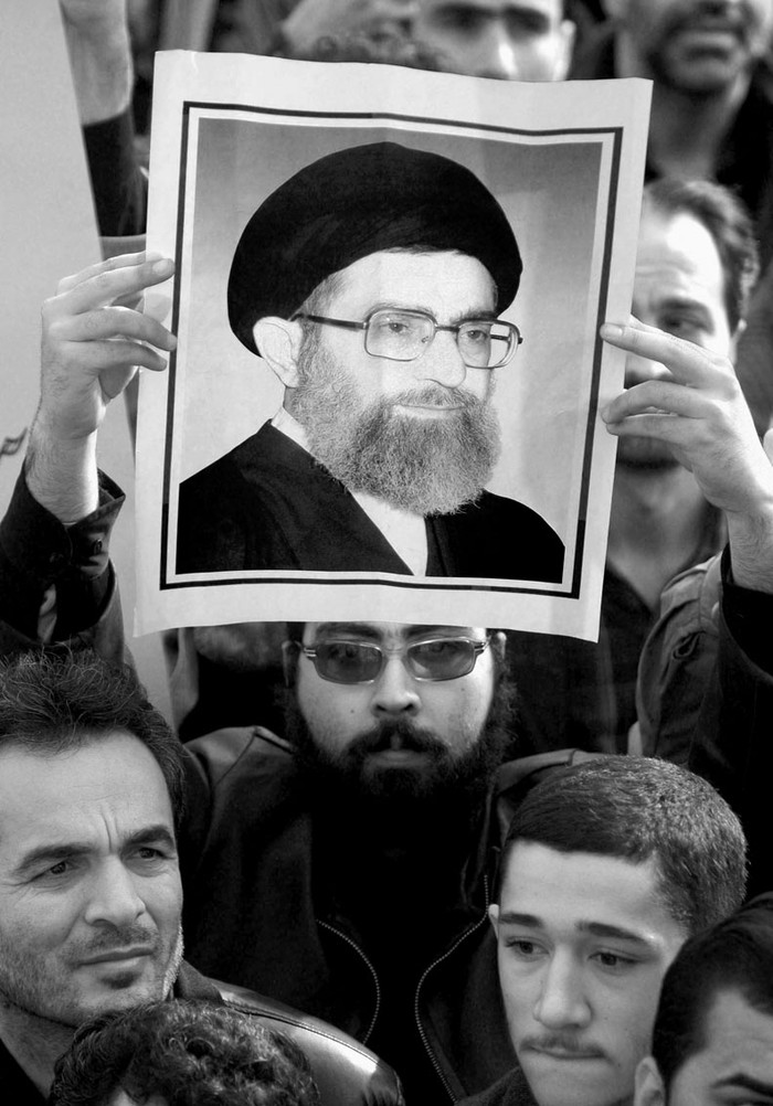 Un simpatizante con el Gobierno iraní sostiene un cartel con la imagen del líder supremo de la revolución, el ayatolá Ali Jameneí, durante una manifestación promovida por el Gobierno iraní en Teherán, Irán, ayer. /foto: efe, abedin taherkenareh · Foto: Efe, Abedin Taherkenareh