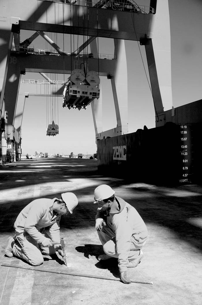 Trabajadores en el puerto de Montevideo./foto: Ricardo Antúnez (archivo octubre de 2009)  · Foto: Javier Calvelo