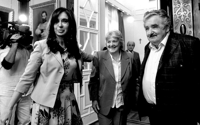 Cristina Fernández recibe a  Lucia Topolansky y José Mujica,  ayer, en la casa de gobierno en Buenos Aires.  · Foto: Efe, presidencia argentina 