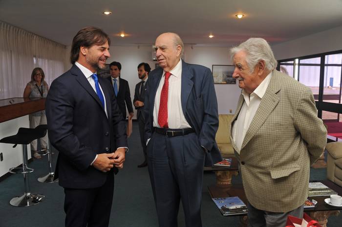 Lacalle Pou junto a los expresidentes Julio María Sanguinetti y José Mujica antes de viajar a Brasilia a asistir a la asunción de Lula como presidente de Brasil. · Foto: Walter Paciello, Presidencia