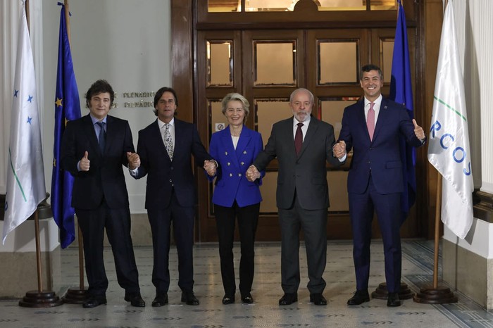 Javier Milei, Luis Lacalle Pou, Ursula von der Leyen, Luiz Inácio Lula da Silva y Santiago Peña, durante la foto oficial de la Cumbre del Mercosur. · Foto: Rodrigo Viera Amaral