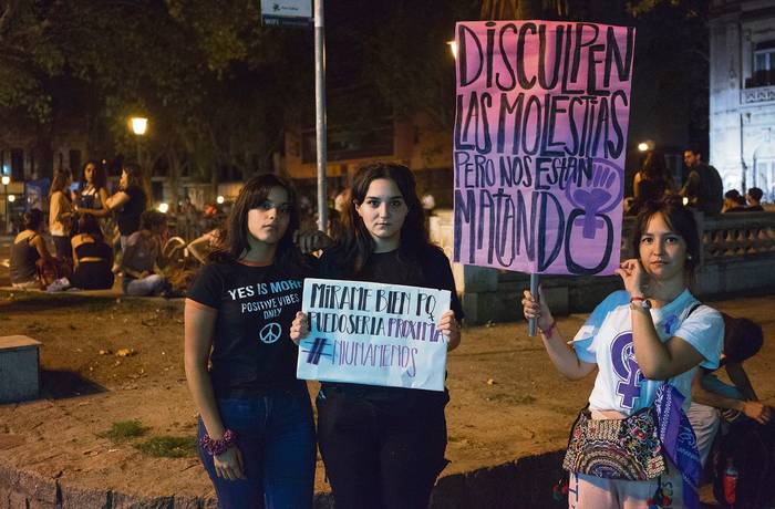 Alerta feminista en plaza Cagancha, el viernes 30 de marzo. · Foto: Mariana Greif