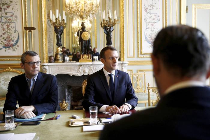 Emmanuel Macron, en el Palacio del Eliseo, el 2 de diciembre, un día después de enfrentamientos entre la Policía y los llamados chalecos amarillos en París.  · Foto: Stéphane Mahé, Pool, AFP.