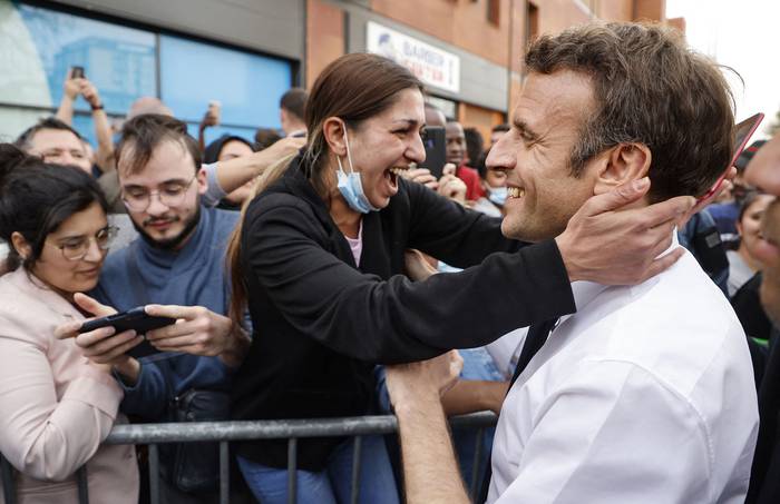Emmanuel Macron durante una visita de campaña en el barrio Fontaine d'Ouche, en Dijon. · Foto: Ludovic Marin, AFP