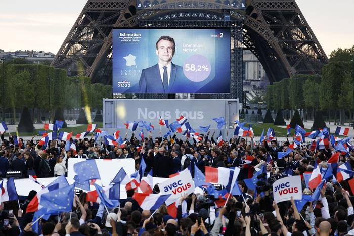 Partidarios de Emmanuel Macron, el domingo, en París, después de las elecciones presidenciales en Francia. · Foto: Ludovic Marin, AFP