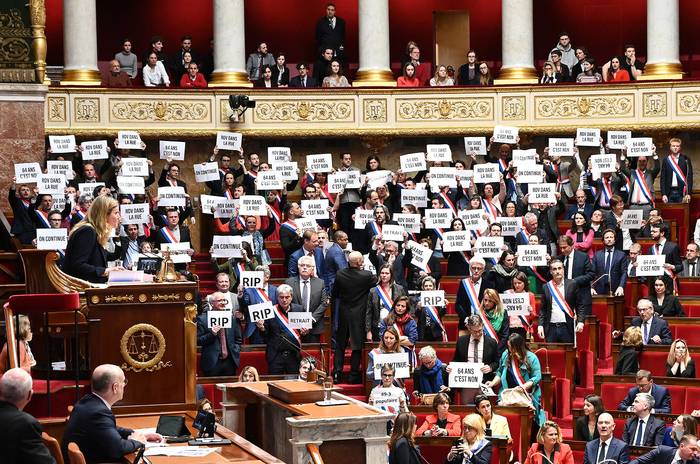 Miembros del grupo parlamentario La Francia Insumisa, de la Asamblea Nacional luego de la votación de una moción de censura (20.03.2023). · Foto: Bertrand Guay, AFP