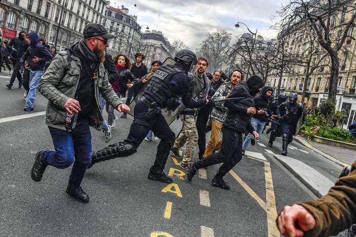 Policía carga contra manifestantes durante una manifestación en París (28.03.2023). · Foto: Julien De Rosa, AFP