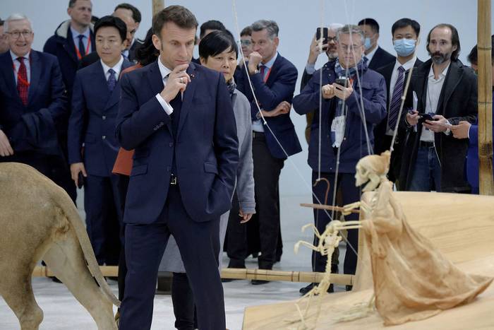 El presidente francés Emmanuel Macron visita la exposición del museo Red Bricks, este miércoles, en Beijing. · Foto: Ludovic Marin, AFP