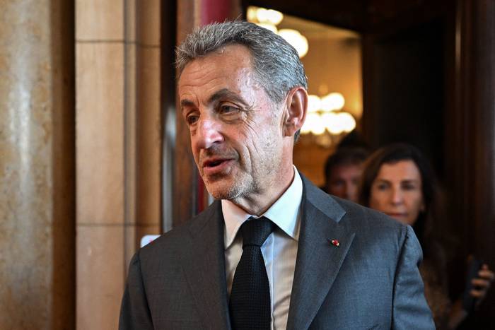 Nicolas Sarkozy, expresidente francés, abandona el juzgado en París (17.05.2023). · Foto: Bertrand Guay, AFP
