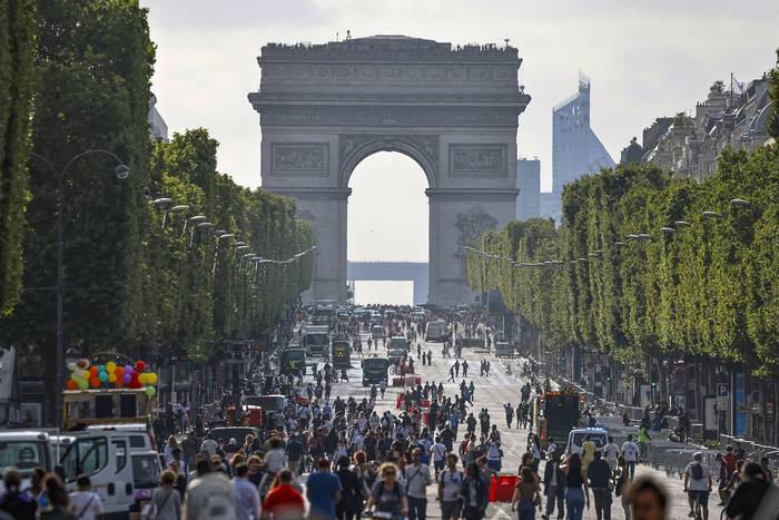Avenida de los Campos Elíseos en París, tras los enfrentamientos del sábado entre manifestantes y la policía por el asesinato de un adolescente de 17 años (02.07.2023). · Foto: Ludovic Marin, AFP