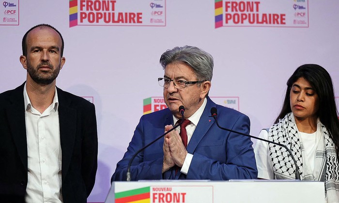 Jean-Luc Mélenchon (c), Rima Hassan (d) y Manuel Bompard, el 30 de junio, en La Faiencerie, en París. · Foto: Dimitar Dilkoff / AFP