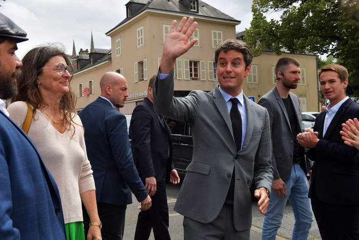 El primer ministro de Francia, Gabriel Attal (c), este martes, durante una visita de campaña a Chatres, centro de Francia. · Foto: Jean-Francois Monier, AFP