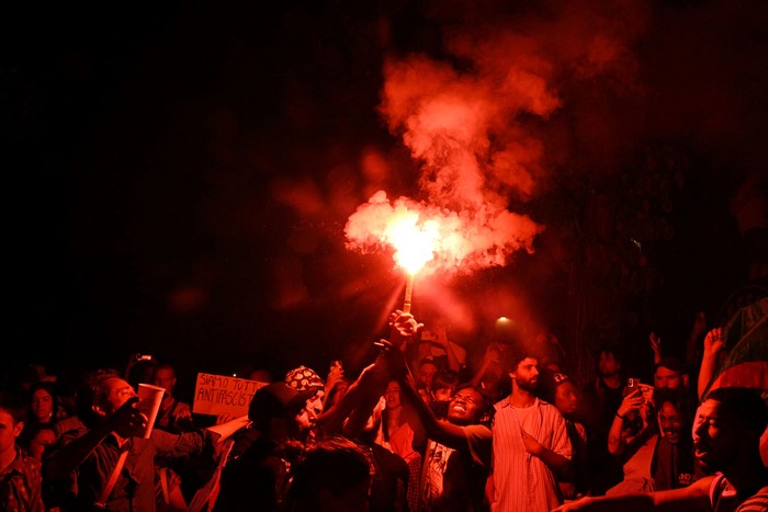 Festejos después de los resultados de la segunda vuelta de las elecciones legislativas francesas, el 7 de julio, en Marsella. · Foto: Nicolás Tucat, AFP