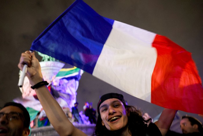 Festejos tras las elecciones legislativas de Francia, en la Place de la Republique, en París. · Foto: Emmanuel Dunand, AFP