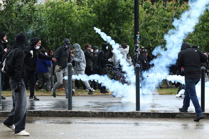 Represión policial en una manifestación contra la extrema derecha, el 15 de junio, en Nantes. · Foto: Romain Perrocheau, AFP