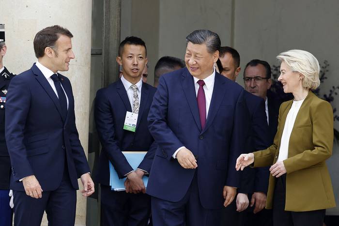 Emmanuel Macron, presidente de Francia, su par chino, Xi Jinping, y la presidenta de la Comisión Europea, Ursula von der Leyen, después de celebrar una reunión trilateral, este lunes, en el Palacio del Elíseo en París. · Foto: Ludovic Marin, AFP