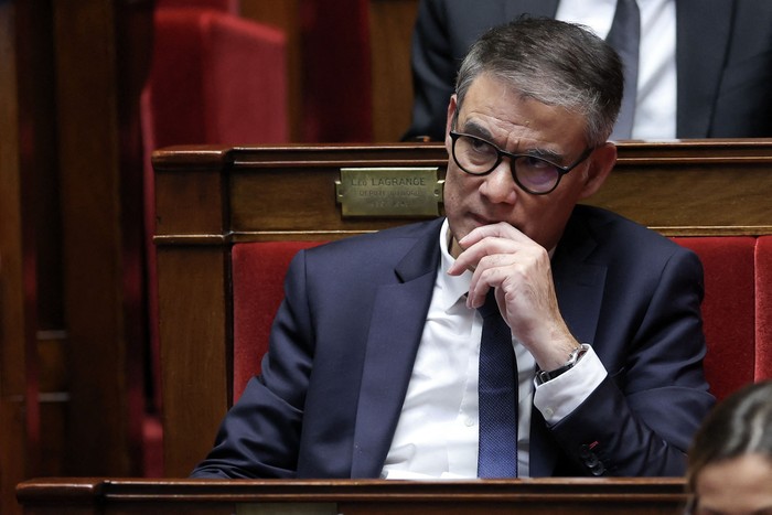 Olivier Faure, secretario del Partido Socialista (PS), diputado y miembro de la coalición de izquierdas del Nuevo Frente Popular (NFP), durante una sesión parlamentaria. · Foto: Thomas Samson, AFP