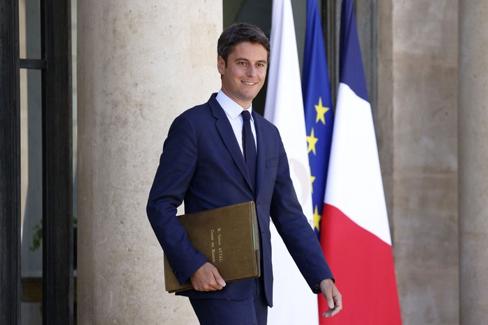 Gabriel Attal, primer ministro francés, sale después de la reunión semanal de gabinete, el 16 de julio, en el Palacio presidencial del Elíseo en París. · Foto: Ludovic Marin, AFP