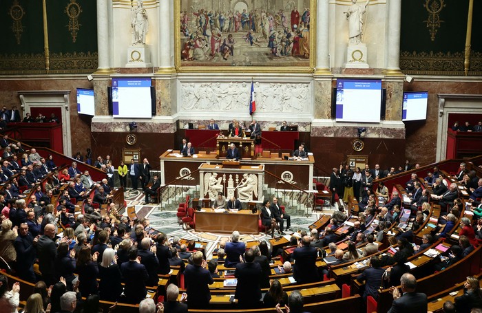 Michel Barnier, primer ministro francés, durante el debate previo a las mociones de censura sobre su administración, el 4 de diciembre, en la Asamblea Nacional, en París. · Foto: Alain Jocard, AFP