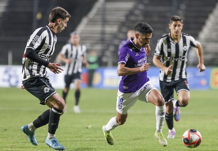 Sebastián Figueredo, de Wanderers, Agustin Soria de Defensor Sporting, el 17 de junio, en el Viera. · Foto: Rodrigo Viera Amaral