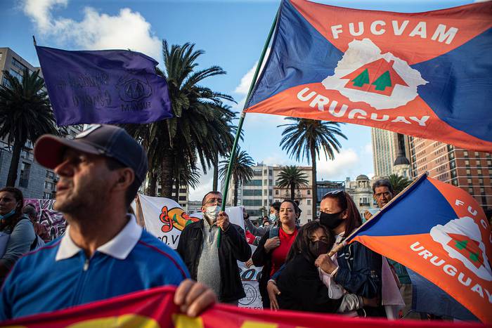 Movilización de cooperativas convocada por FUCVAM desde la plaza Libertad a la Torre Ejecutiva, el 16 de diciembre de 2021. · Foto: Ernesto Ryan