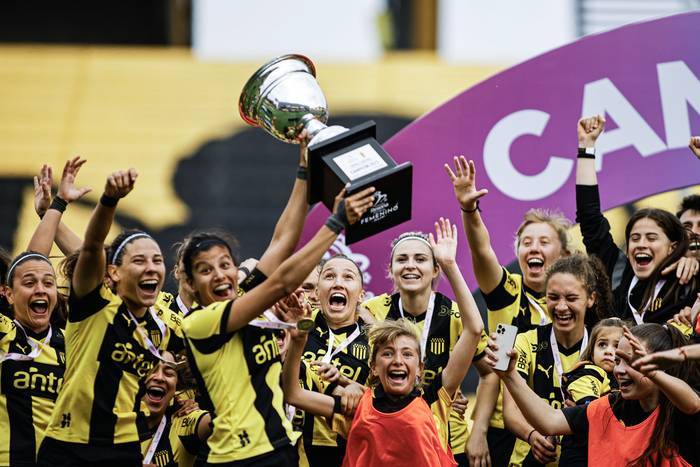 Peñarol campeón del Torneo Clausura Femenino, el 12 de noviembre, en el estadio Campeón del Siglo. · Foto: Ernesto Ryan