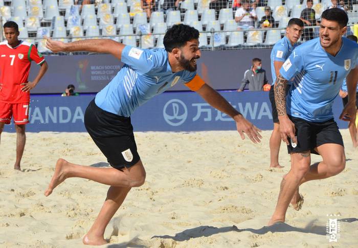 Matías Cabrera y Nicolás Bella festejan un gol en el triunfo de Uruguay 4-2 sobre Omán. · Foto: AUF, S/D de autor