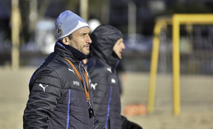 Germán Parrillo, director técnico de la seleccion uruguaya de fútbol playa, durante un entrenamiento (archivo, julio de 2021) . · Foto: Federico Gutiérrez