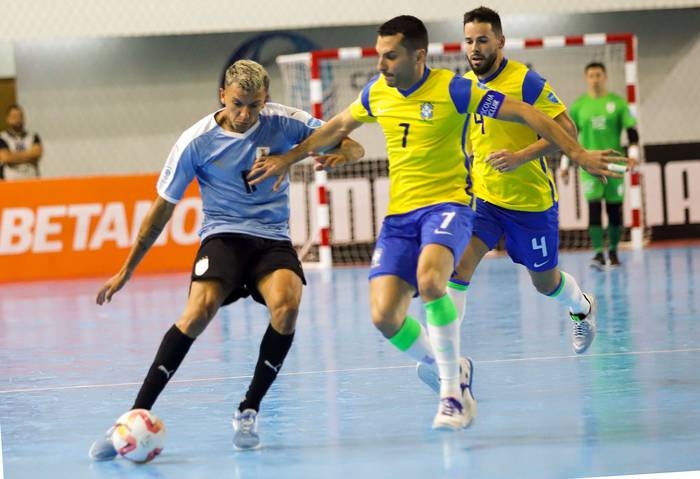 Uruguay y Brasil por la Copa América 2024 de futsal, ayer, en el Arena Oscar Harrison, en Asunción. · Foto: AUF