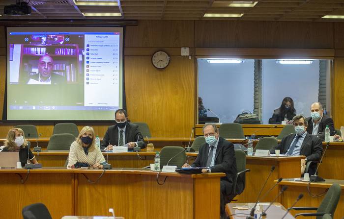 Reunión de la Comisión Multiparlamentaria y el Gach, el martes, en el Anexo del Palacio Legislativo. · Foto: Alessandro Maradei