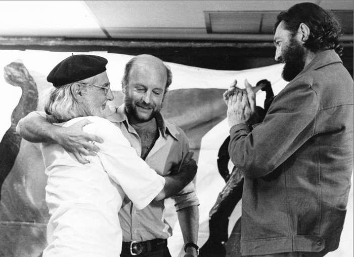 Ernesto Cardenal, poeta y ministro de Cultura nicaragüense, Eduardo Galeano y Julio Cortázar, Mérida, Venezuela, 1980. · Foto: S/D de autor, archivo Galeano - Villagra